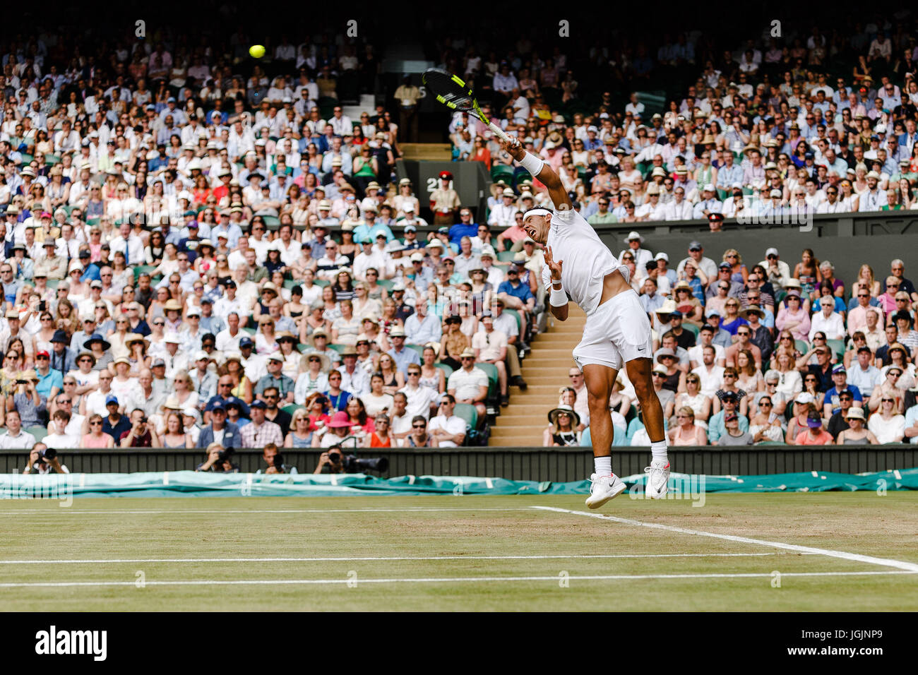 Londres, Royaume-Uni. 7 juillet, 2017. Joueur de tennis espagnol Rafael Nadal en action au cours de son 3ème tour match à la Tennis de Wimbledon 2017 au All England Lawn Tennis et croquet Club à Londres. Crédit : Frank Molter/Alamy Live News Banque D'Images