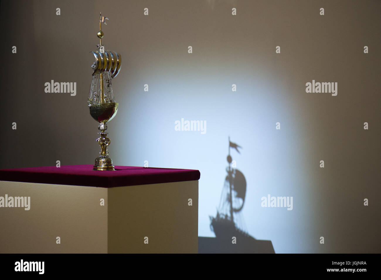 Dresde, Allemagne. 7 juillet, 2017. Le chiffspokal «' (lit. Trophée 'navire'), une partie importante de la Conseil de Dresde, Trésor peuvent être vus au musée de la ville (tadtmuseum «') à Dresde, Allemagne, 7 juillet 2017. Les 67 objets de l'Ratschatz "Dresden" (lit. 'Trésor' du Conseil) ont été perdus dans le chaos après la Seconde Guerre mondiale en 1945. Maintenant, le navire par le trophée à base de Nuremberg goldsmith Tobias Wolff du 17e siècle est retourné à la capitale de l'état de Saxe. Photo : Arno Burgi/dpa-Zentralbild/dpa/Alamy Live News Banque D'Images