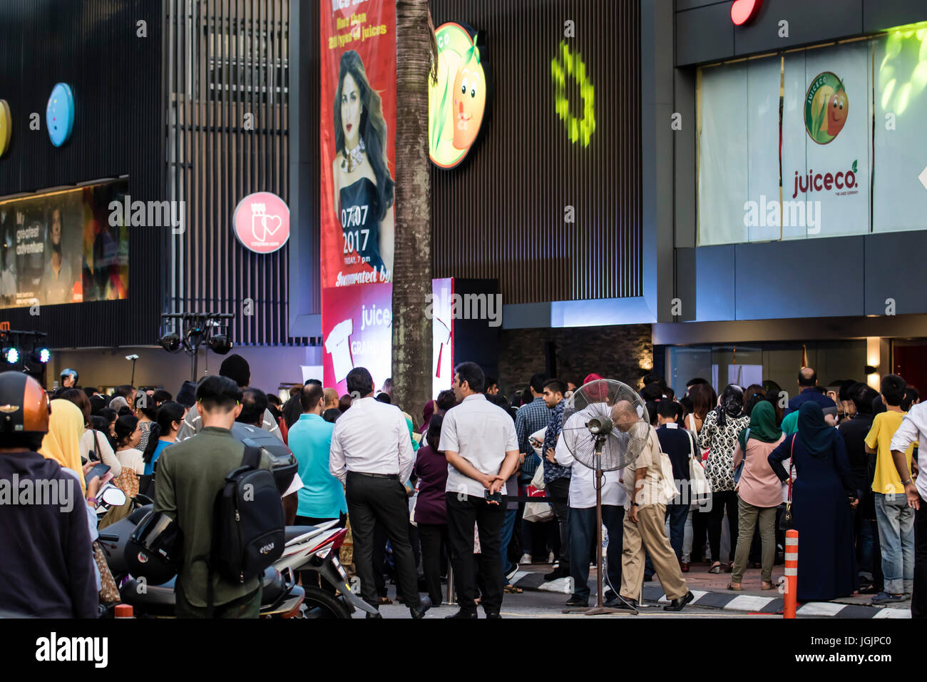 Kuala Lumpur, Malaisie. 7 juillet, 2017. Sex Bollywood Kareena Kapoor est l'actrice indienne à Kuala Lumpur, a invité à lancer un nouveau jus de fruit store, avec une grande foule de fans attendent de voir sa. Credit : Danny Chan/Alamy Live News Banque D'Images