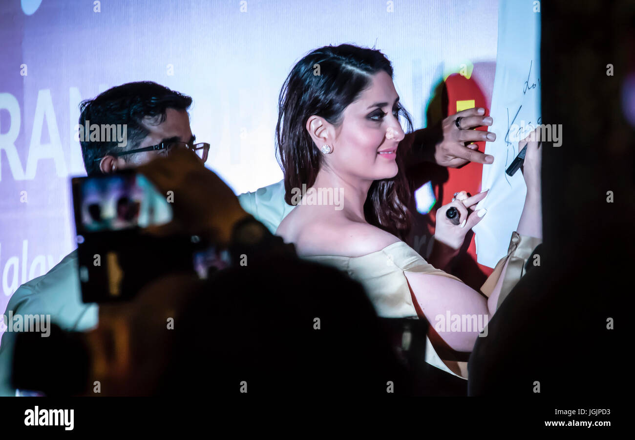 Kuala Lumpur, Malaisie. 7 juillet, 2017. Sex Bollywood Kareena Kapoor est l'actrice indienne à Kuala Lumpur, avec une grande foule de fans attendent de voir sa. Kapoor manuscrit un t-shirt sur le mur. Credit : Danny Chan/Alamy Live News Banque D'Images