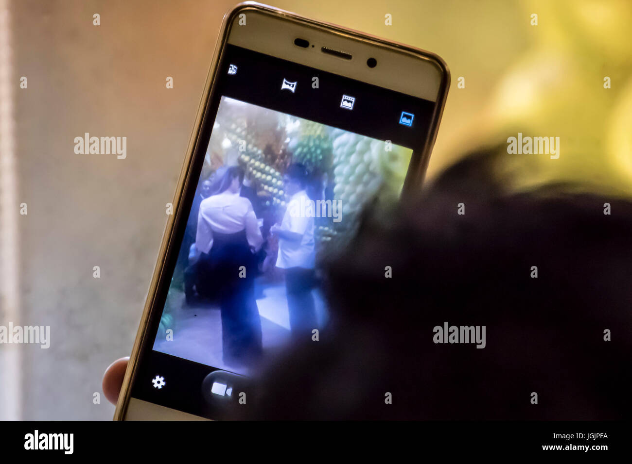 Kuala Lumpur, Malaisie. 7 juillet, 2017. Sex Bollywood Kareena Kapoor est l'actrice indienne à Kuala Lumpur. Une fan de Bollywood Kapoor d'enregistrement sur son téléphone mobile. Credit : Danny Chan/Alamy Live News Banque D'Images