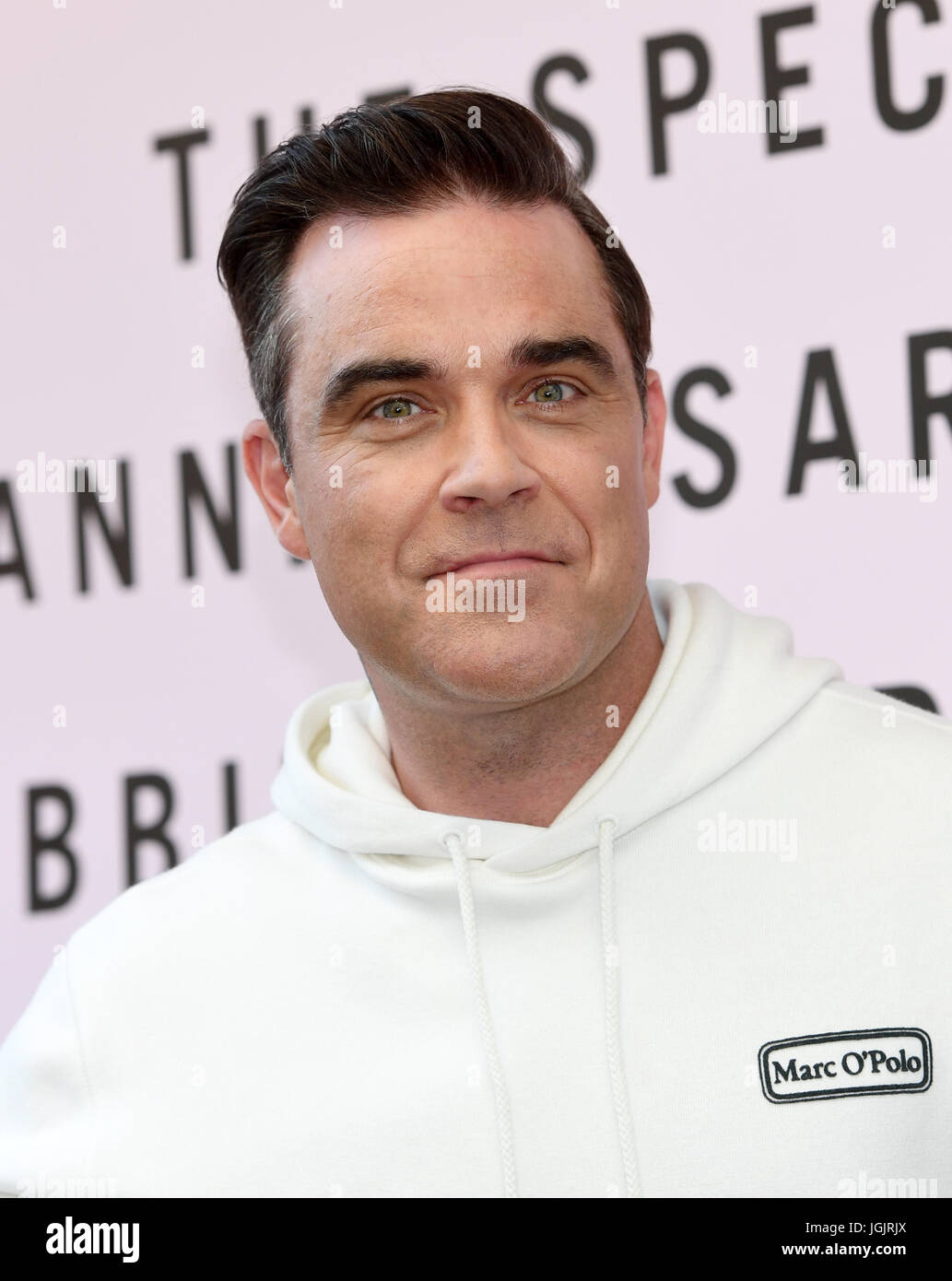 Musicien Robbie Williams présente sa collection pour la marque de mode Marc  O'Polo à Munich, Allemagne, le 6 juillet 2017. Photo : Tobias Hase/dpa  Photo Stock - Alamy