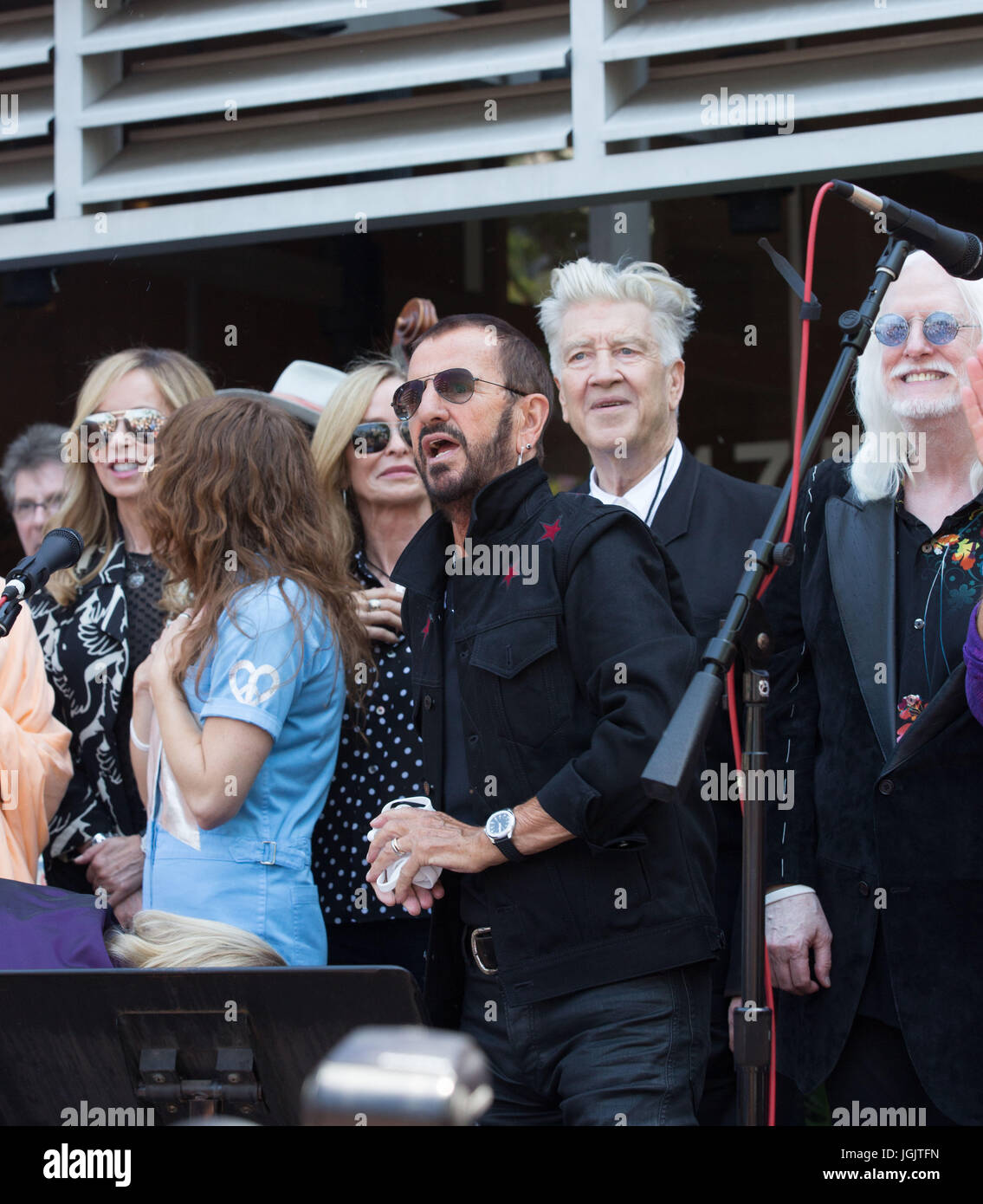 Hollywood, Californie, États-Unis. 06e juillet 2017. Le musicien Ringo Starr, réalisateur David Lynch (derrière), apparaît le 77e anniversaire de Ringo Starr « Peace & Love », Capitol Records, juillet 7,2017 Hollywood, Californie. Banque D'Images