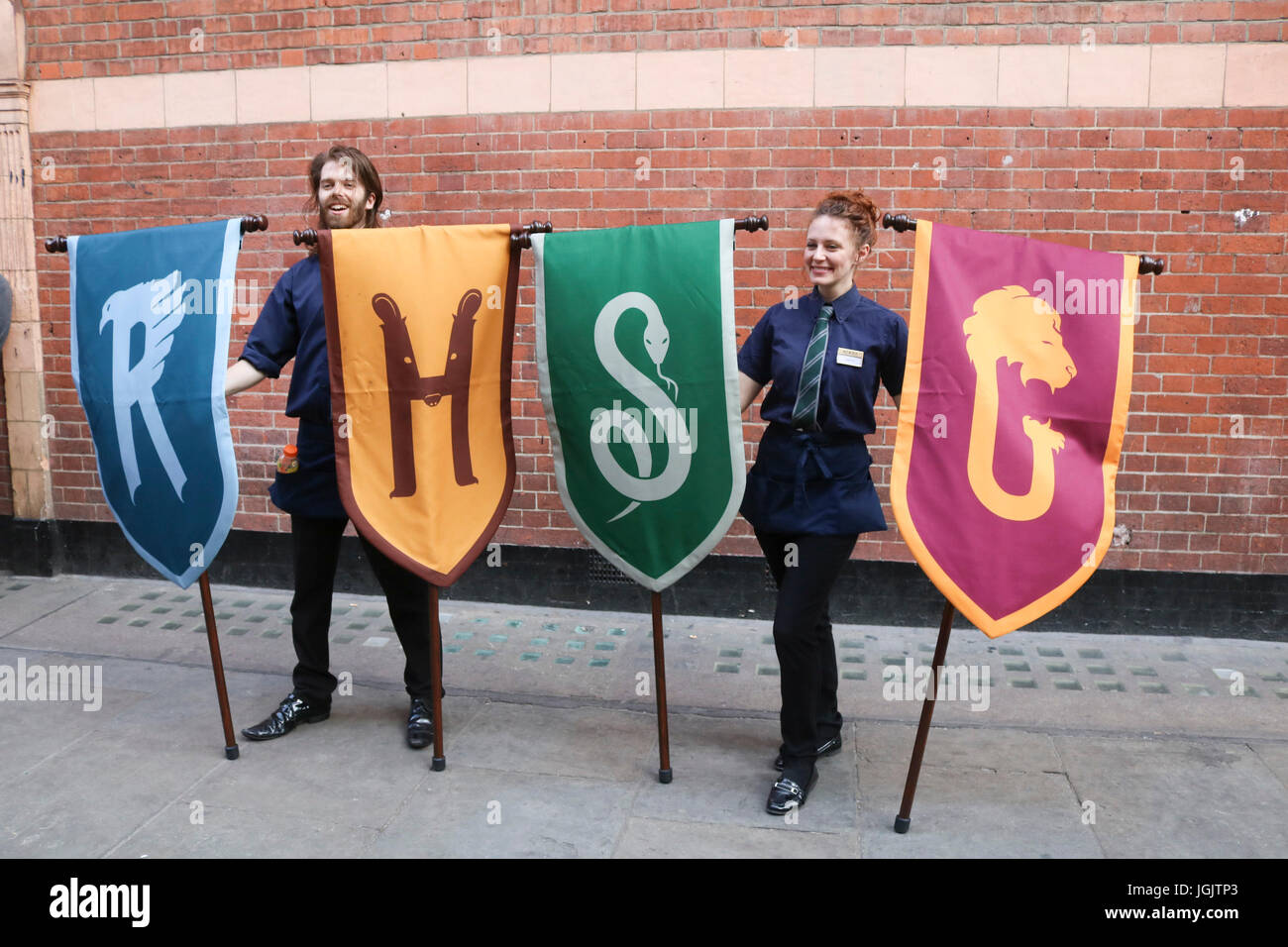 Londres, Royaume-Uni. 7 juillet, 2017. Les membres du personnel au Palace Theatre de Soho afficher "Harry Potter bannières représentant les maisons de Poudlard, l'école (de G à D) Serdaigle, Poufsouffle, Serpentard et Gryffondor dans le jeu Harry Potter et l'enfant maudit Crédit : amer ghazzal/Alamy Live News Banque D'Images