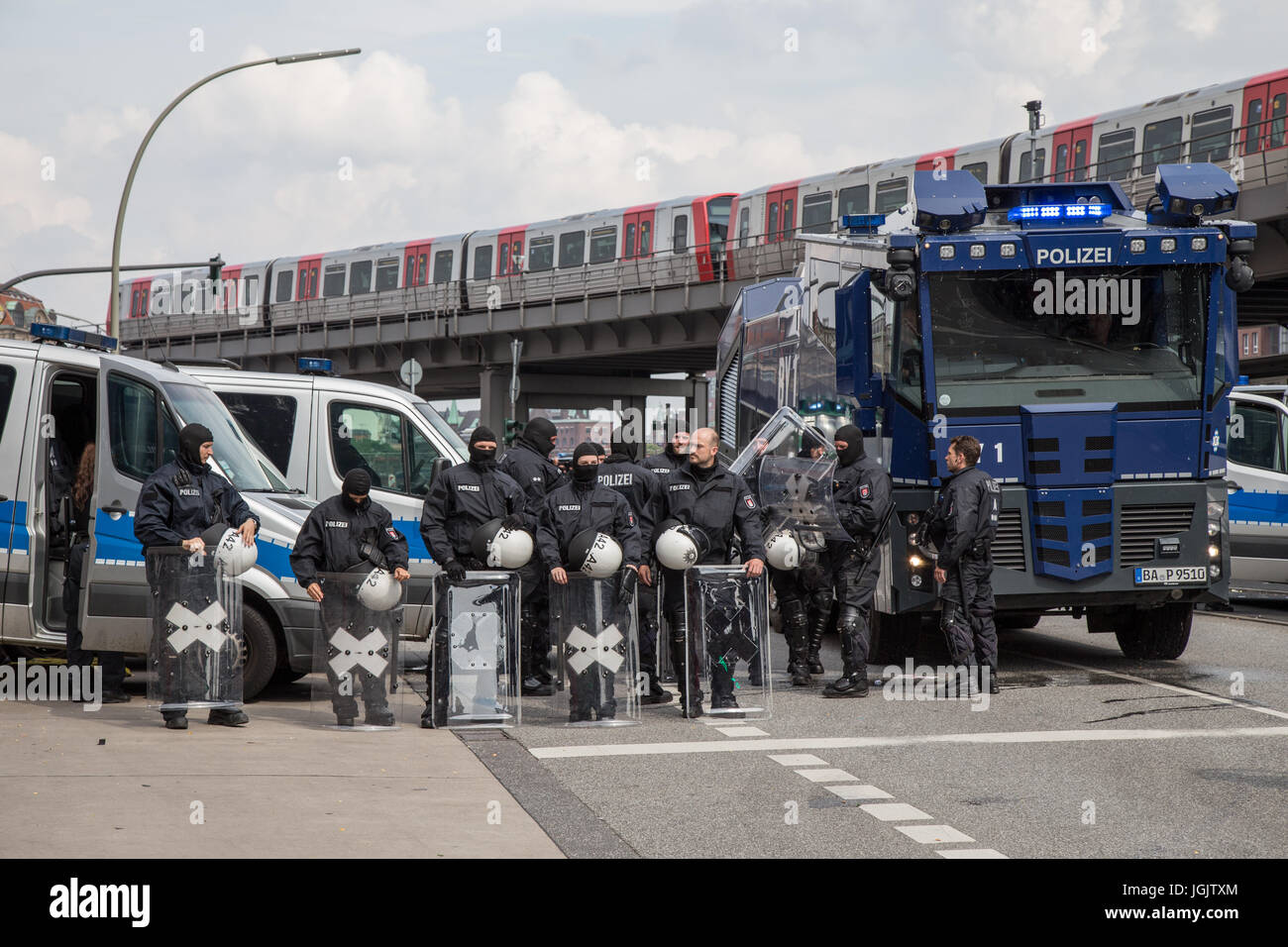 Hambourg, Allemagne. 7 juillet, 2017. Des manifestants et la police clash à Hambourg, en Allemagne, le premier jour du Sommet du G20. Credit : Ted Hammond/Alamy Live News Banque D'Images