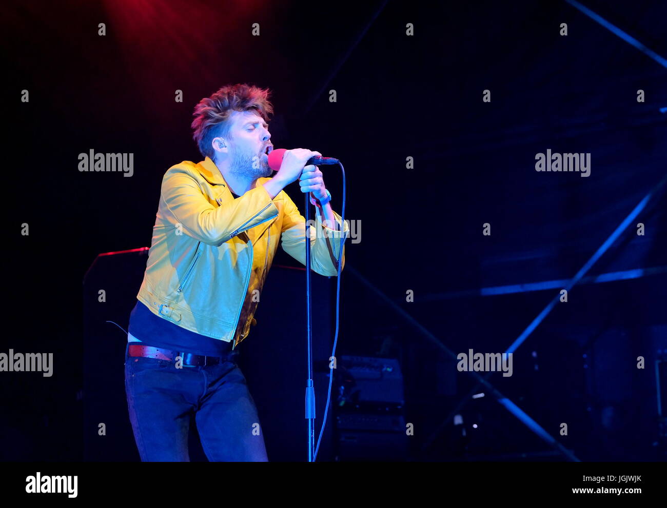 Great Tew, Oxfordshire, UK. 7 juillet 2017. Cornbury Festival Jour 1- le groupe britannique Kaiser Chiefs effectuant à Cornbury Festival, Oxfordshire 7 Juillet 2017 : Crédit photographique DFP/Alamy Live News Banque D'Images