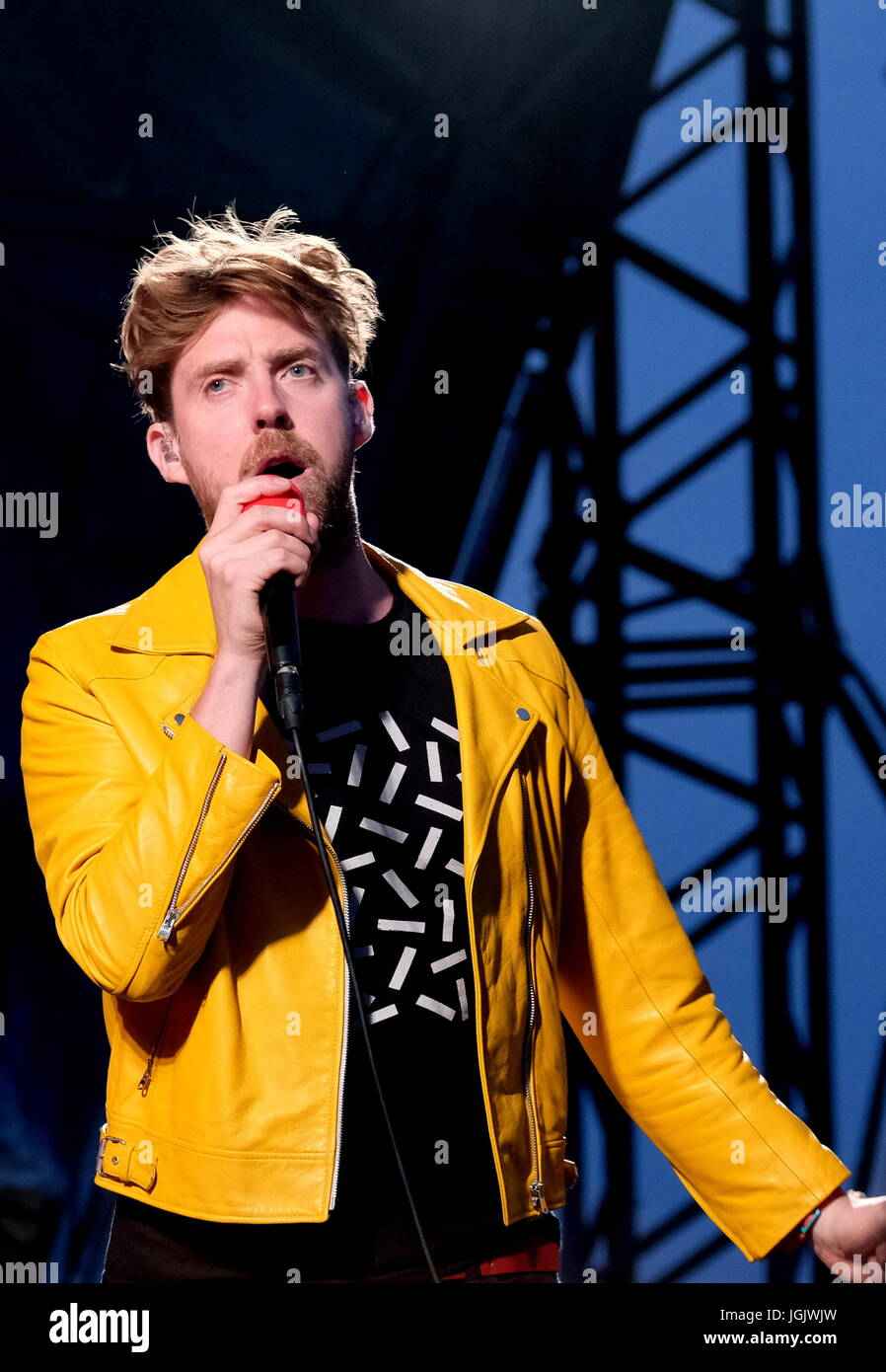 Great Tew, Oxfordshire, UK. 7 juillet 2017. Cornbury Festival Jour 1- le groupe britannique Kaiser Chiefs effectuant à Cornbury Festival, Oxfordshire 7 Juillet 2017 : Crédit photographique DFP/Alamy Live News Banque D'Images