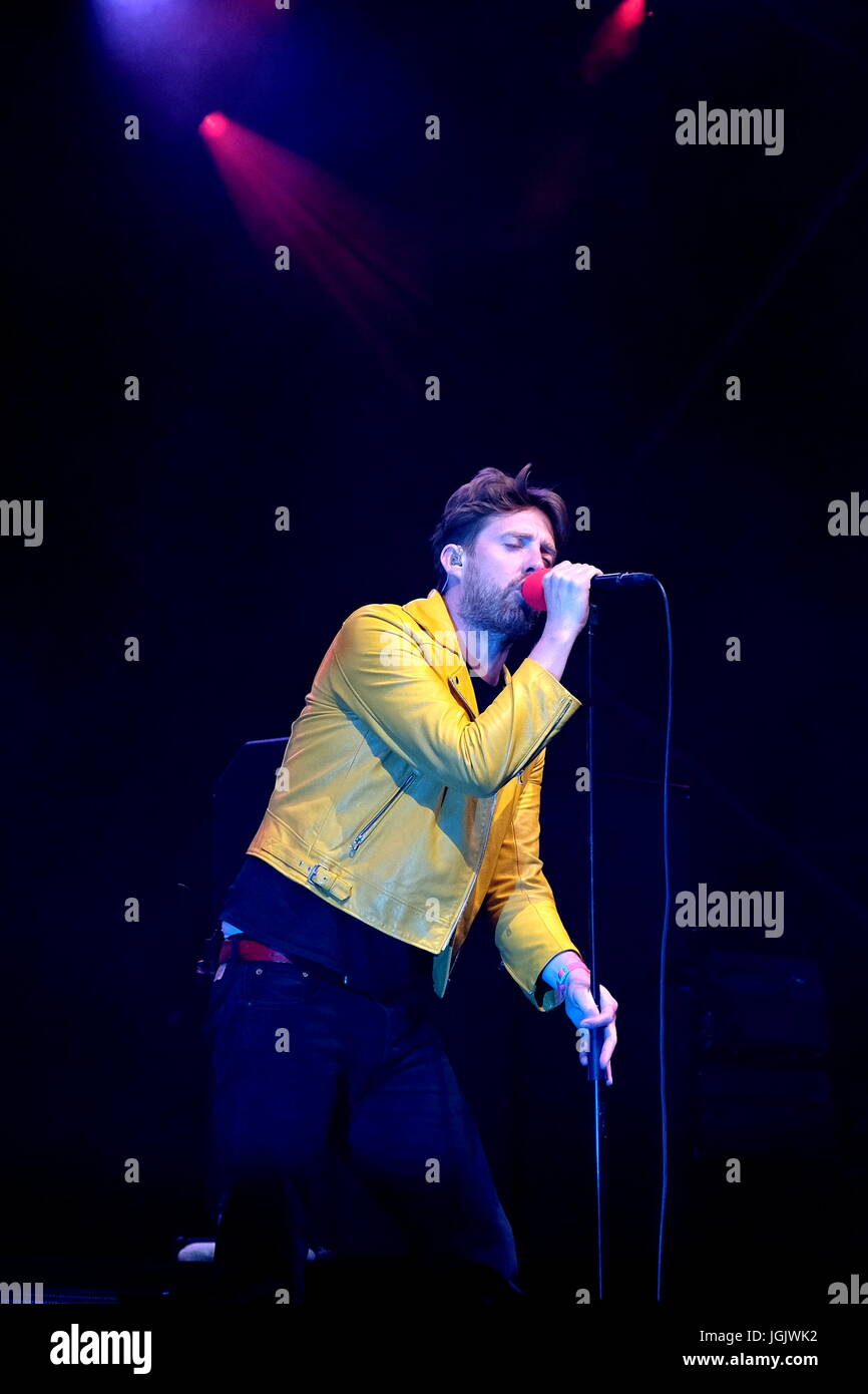 Great Tew, Oxfordshire, UK. 7 juillet 2017. Cornbury Festival Jour 1- le groupe britannique Kaiser Chiefs effectuant à Cornbury Festival, Oxfordshire 7 Juillet 2017 : Crédit photographique DFP/Alamy Live News Banque D'Images