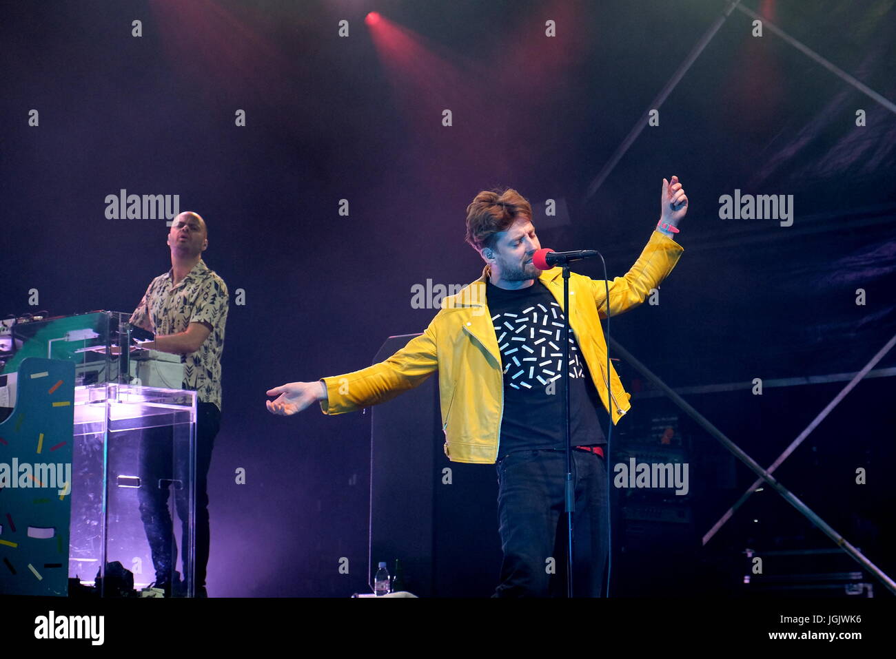 Great Tew, Oxfordshire, UK. 7 juillet 2017. Cornbury Festival Jour 1- le groupe britannique Kaiser Chiefs effectuant à Cornbury Festival, Oxfordshire 7 Juillet 2017 : Crédit photographique DFP/Alamy Live News Banque D'Images