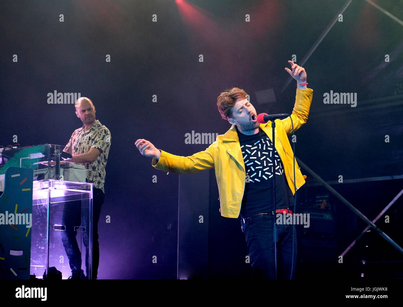 Great Tew, Oxfordshire, UK. 7 juillet 2017. Cornbury Festival Jour 1- le groupe britannique Kaiser Chiefs effectuant à Cornbury Festival, Oxfordshire 7 Juillet 2017 : Crédit photographique DFP/Alamy Live News Banque D'Images