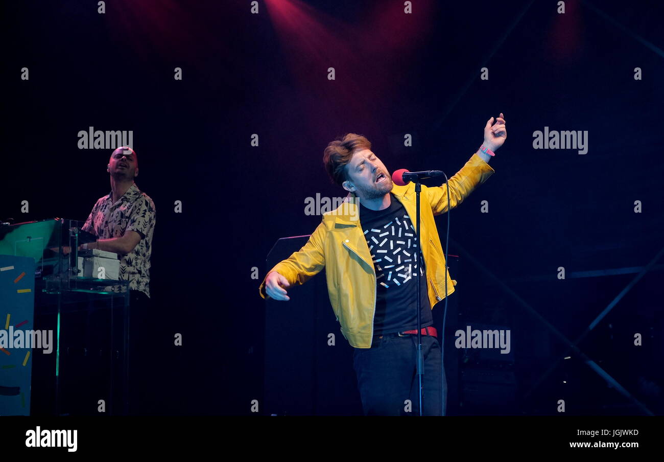 Great Tew, Oxfordshire, UK. 7 juillet 2017. Cornbury Festival Jour 1- le groupe britannique Kaiser Chiefs effectuant à Cornbury Festival, Oxfordshire 7 Juillet 2017 : Crédit photographique DFP/Alamy Live News Banque D'Images