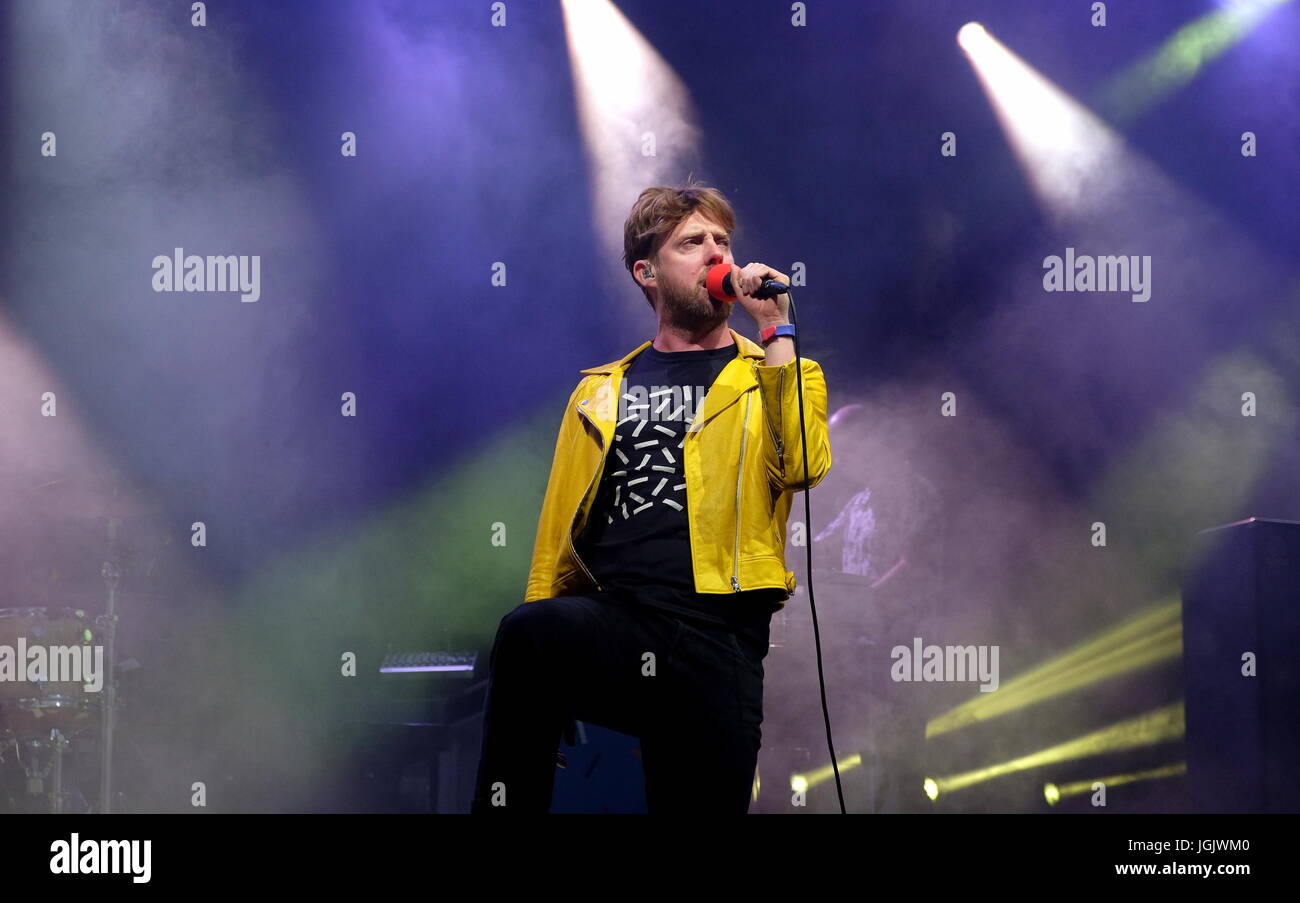 Great Tew, Oxfordshire, UK. 7 juillet 2017. Cornbury Festival Jour 1- le groupe britannique Kaiser Chiefs effectuant à Cornbury Festival, Oxfordshire 7 Juillet 2017 : Crédit photographique DFP/Alamy Live News Banque D'Images