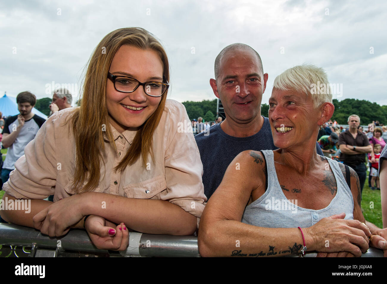 Coventry, Royaume-Uni. 7 juillet, 2017. Le Festival de musique annuel Godiva Coventry a ouvert hier soir avec des foules immenses qui fréquentent à regarder la nouvelle vague légendaire les Stranglers bande titre. Le festival se déroule jusqu'à dimanche soir avec des actes tels que Kate Nash, exemple, Zachary Richard et l'Obscurité encore à effectuer. Sophie Adams, Coventry, Coventry, Clegg Paddy et Julie Clegg, Coventry étaient au festival de regarder les Stranglers. Credit : Andy Gibson/Alamy Live News. Banque D'Images