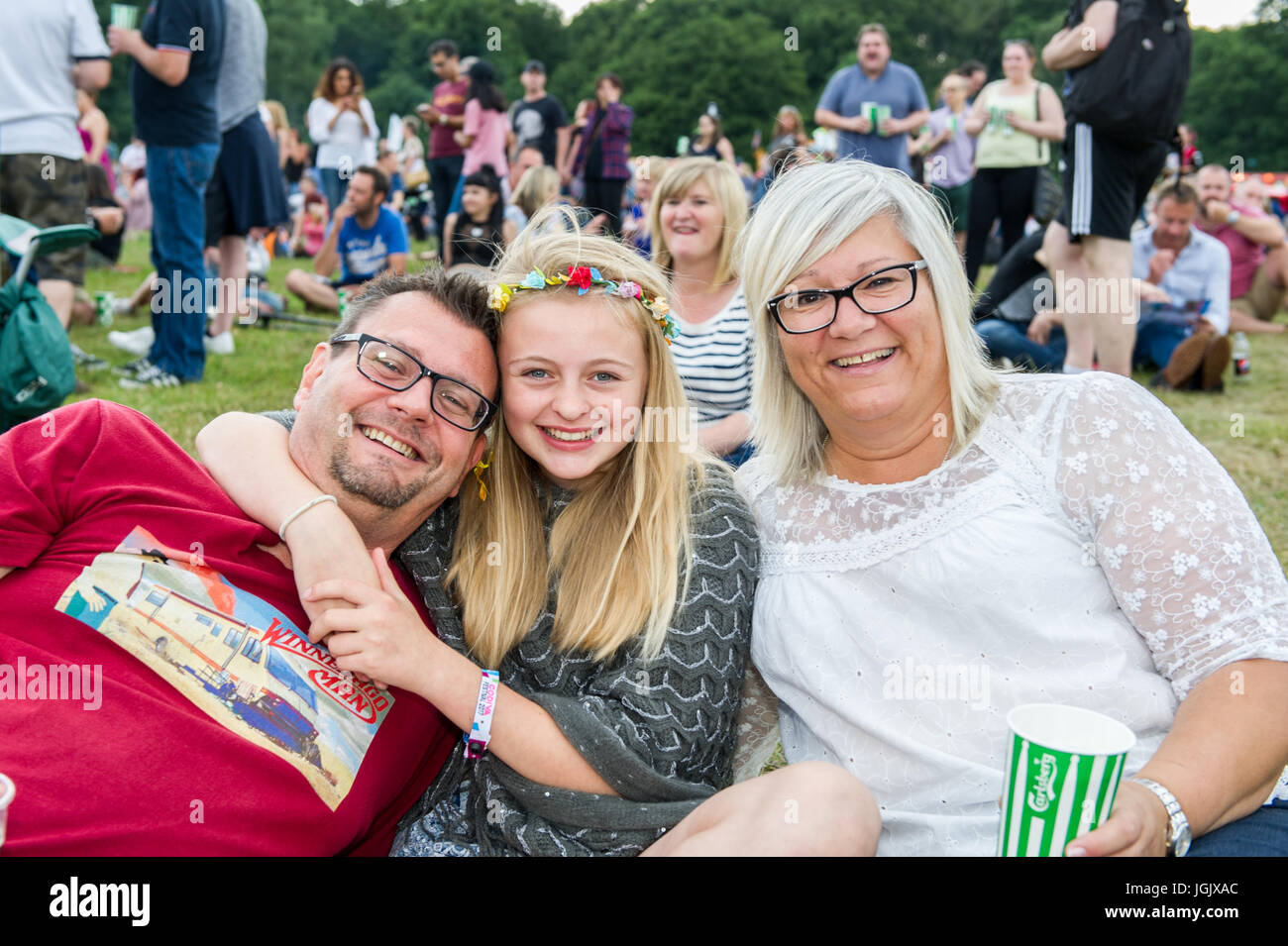 Coventry, Royaume-Uni. 7 juillet, 2017. Le Festival de musique annuel Godiva Coventry a ouvert hier soir avec des foules immenses qui fréquentent à regarder la nouvelle vague légendaire les Stranglers bande titre. Le festival se déroule jusqu'à dimanche soir avec des actes tels que Kate Nash, exemple, Zachary Richard et l'Obscurité encore à effectuer. Julian, Dearson Dearson Coventry ; Lottie, Kidderminster et Karen Ashton, Coventry étaient au festival de regarder les Stranglers. Credit : Andy Gibson/Alamy Live News. Banque D'Images