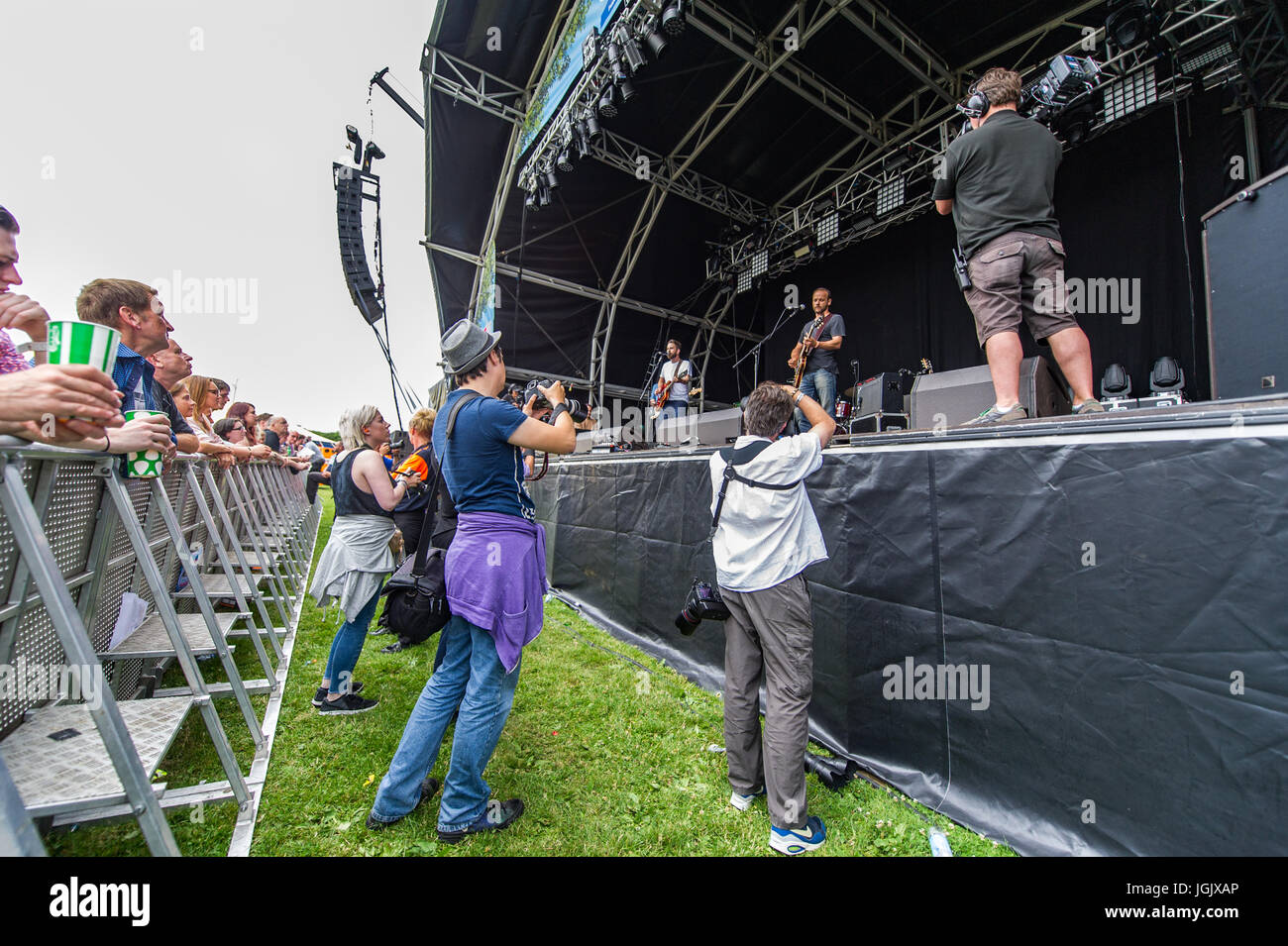 Coventry, Royaume-Uni. 7 juillet 2017. Le festival annuel de musique Coventry Godiva a ouvert la nuit dernière avec de grandes foules pour assister au légendaire groupe New Wave The Stranglers Headline. Le festival se déroule jusqu'au dimanche soir avec des actes comme Kate Nash, par exemple, Badfinger et les Ténèbres encore à jouer. Le stand était plein de photographes essayant d'obtenir « la » prise de vue. Crédit : AG News/Alay Live News. Banque D'Images