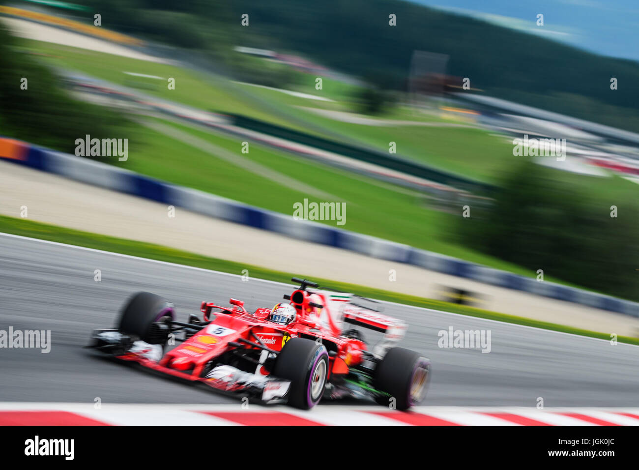 Spielberg, en Autriche. 07Th Juillet, 2017. L'Allemagne de Sebastian Vettel conduit sa Ferrari au cours de la deuxième session d'essais de la F1 Grand Prix d'Autriche lors du Red Bull Ring de Spielberg, en Autriche le 7 juillet 2017, Crédit : Jure Makovec/Alamy Live News Banque D'Images