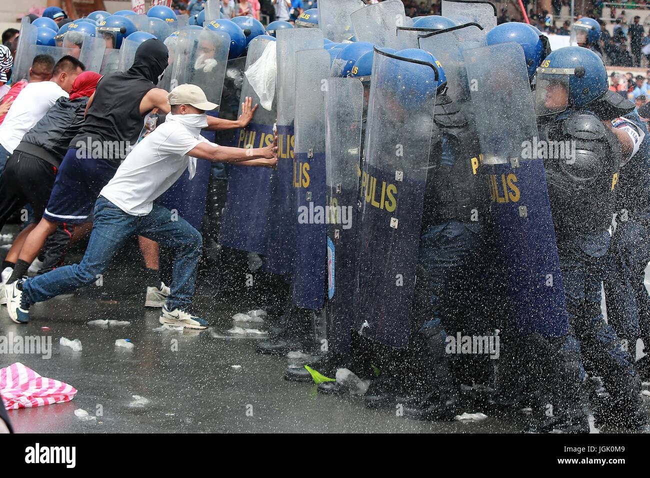 Manille, Philippines. 8 juillet, 2017. Mock militants sont bloqués par des policiers au cours de l'assemblée annuelle de la Police nationale des Philippines La gestion de troubles civils (PNP-MDP) à Manille, Philippines, le 8 juillet 2017. Le PNP annuel-MDP concours a été organisé en vue d'aborder diverses situations de troubles civils. Credit : Rouelle Umali/Xinhua/Alamy Live News Banque D'Images