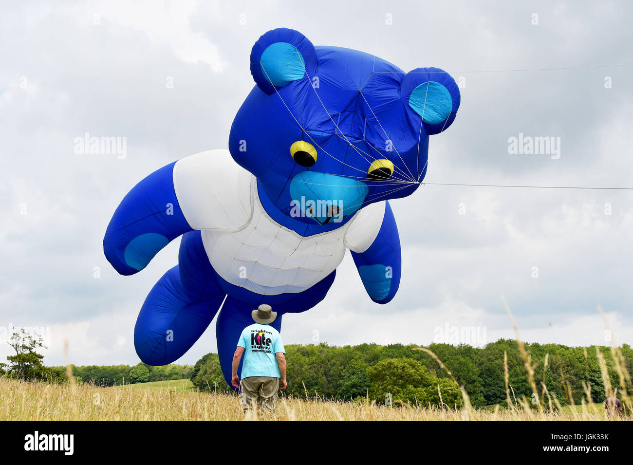 Brighton, UK. 8 juillet, 2017. Un ours géant est lancé par temps chaud à l'assemblée annuelle tenue à Brighton Festival du cerf-volant Stanmer Park . L'événement organisé par les cerfs-volistes de Brighton est l'un des plus anciens festivals de cerf-volant au Royaume-Uni avec certains des plus grands cerfs-volants sur Britains Crédit d'affichage : Simon Dack/Alamy Live News Banque D'Images