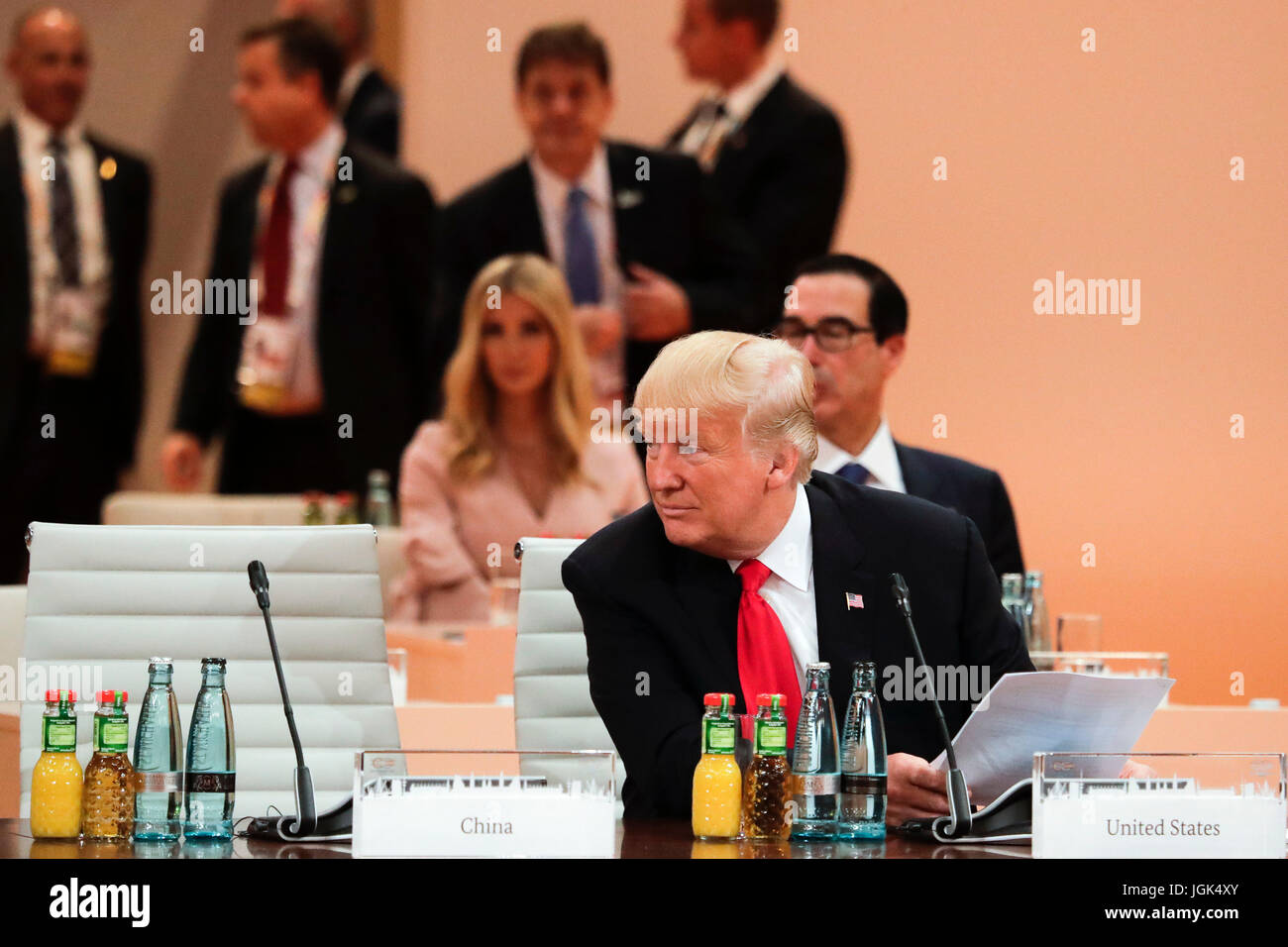 Hambourg, Allemagne. 8 juillet, 2017. Le président américain Donald Trump au partenariat avec l'Afrique session de travail, la troisième session du sommet du G20 à Hambourg, Allemagne, 8 juillet 2017. Le sommet de deux jours, une réunion des dirigeants des 20 plus grandes économies du monde ainsi que des représentants de plusieurs institutions internationales, conclut aujourd'hui. Photo : Markus Schreiber/piscine-AP/dpa/Alamy Live News Banque D'Images