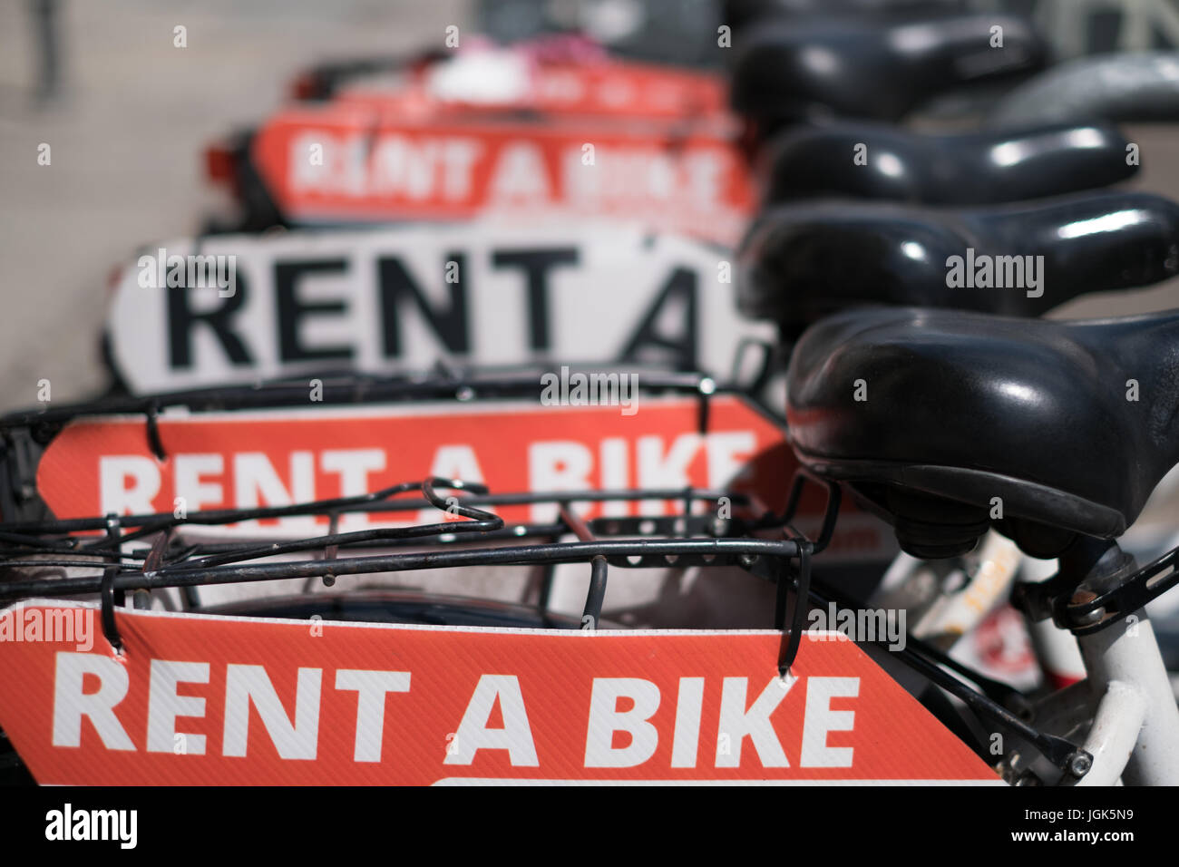 Louer un vélo - rangée de la location de vélos Banque D'Images