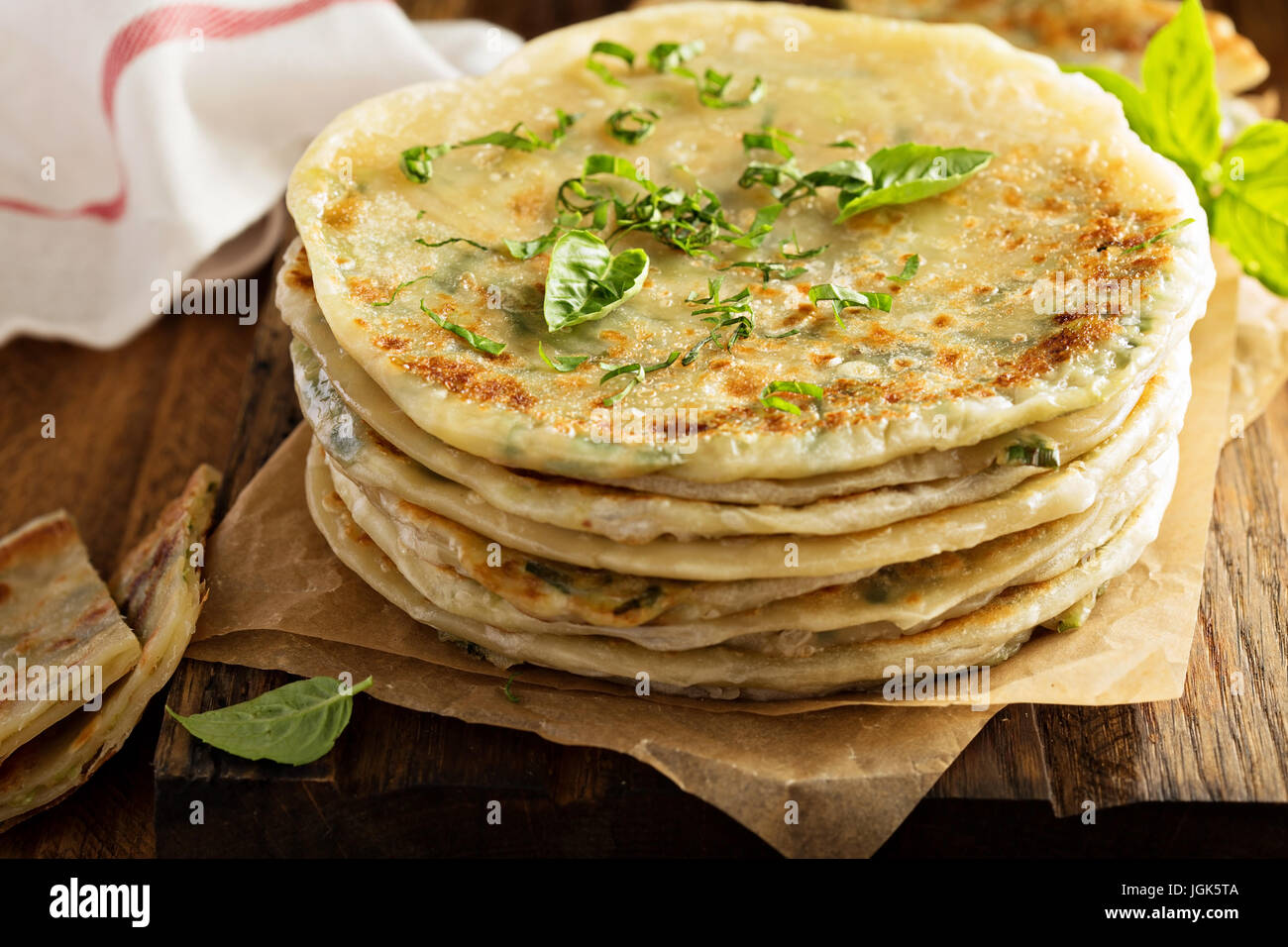 Frire l'oignon vert crêpes Banque D'Images