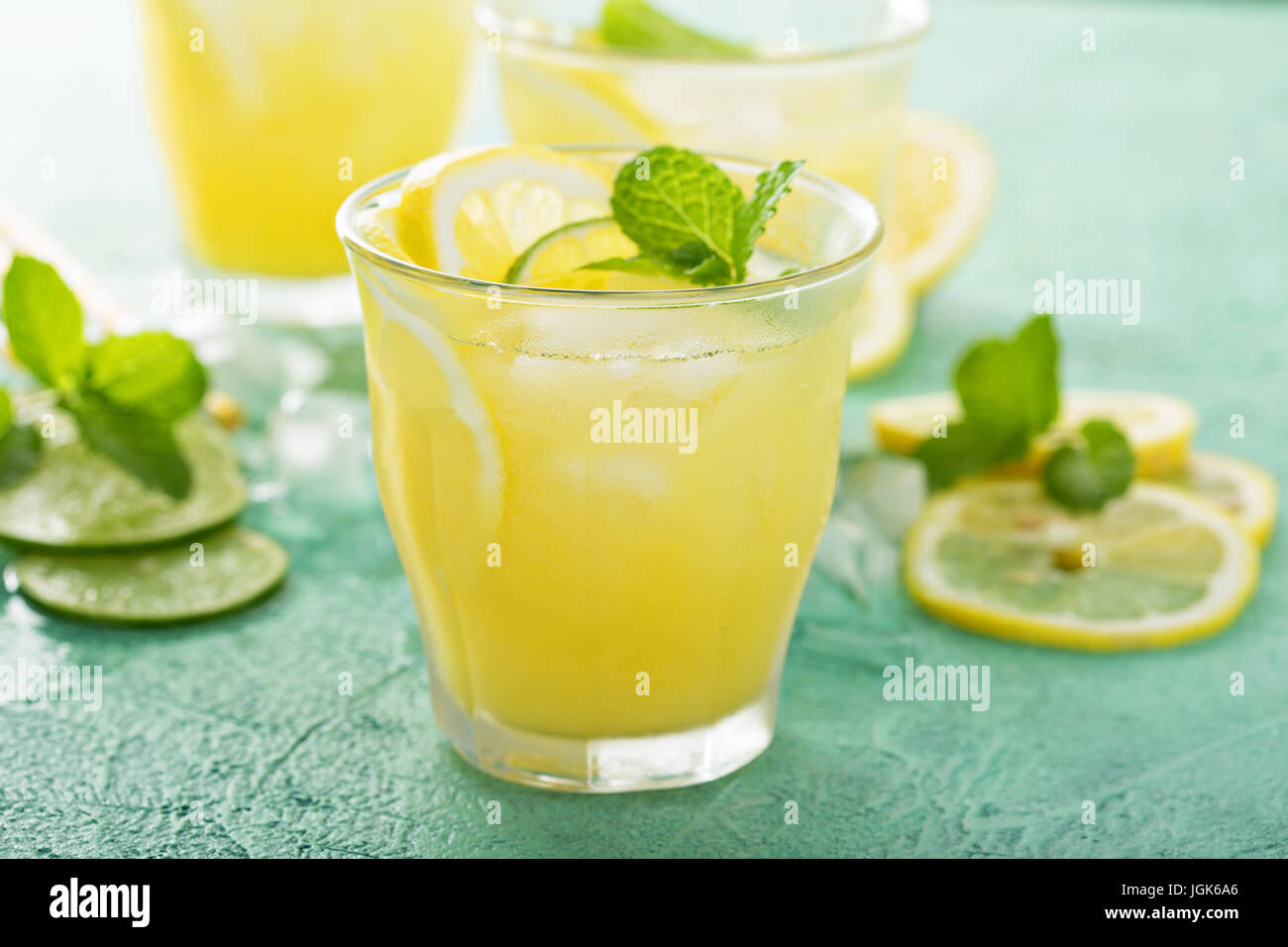Cocktail d'agrumes rafraîchissante avec du citron Banque D'Images