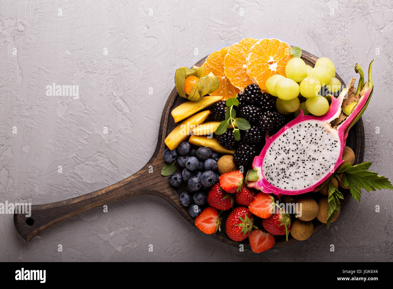 Sur un plateau de fruits exotiques Banque D'Images