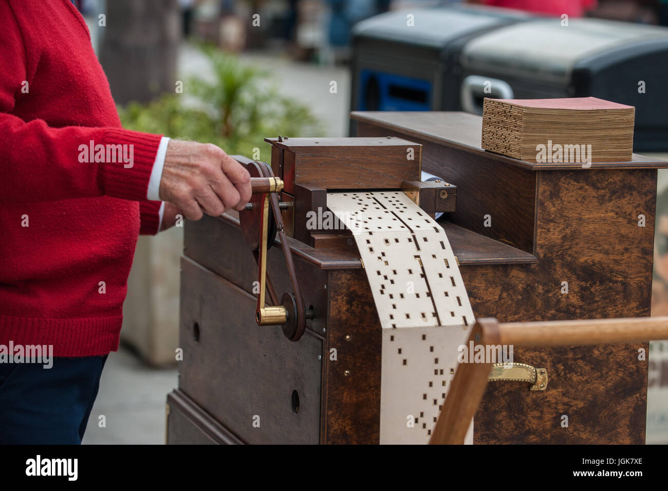 Grande boîte à musique à manivelle à main par vendeur de rue avec des  cartes perforées Photo Stock - Alamy