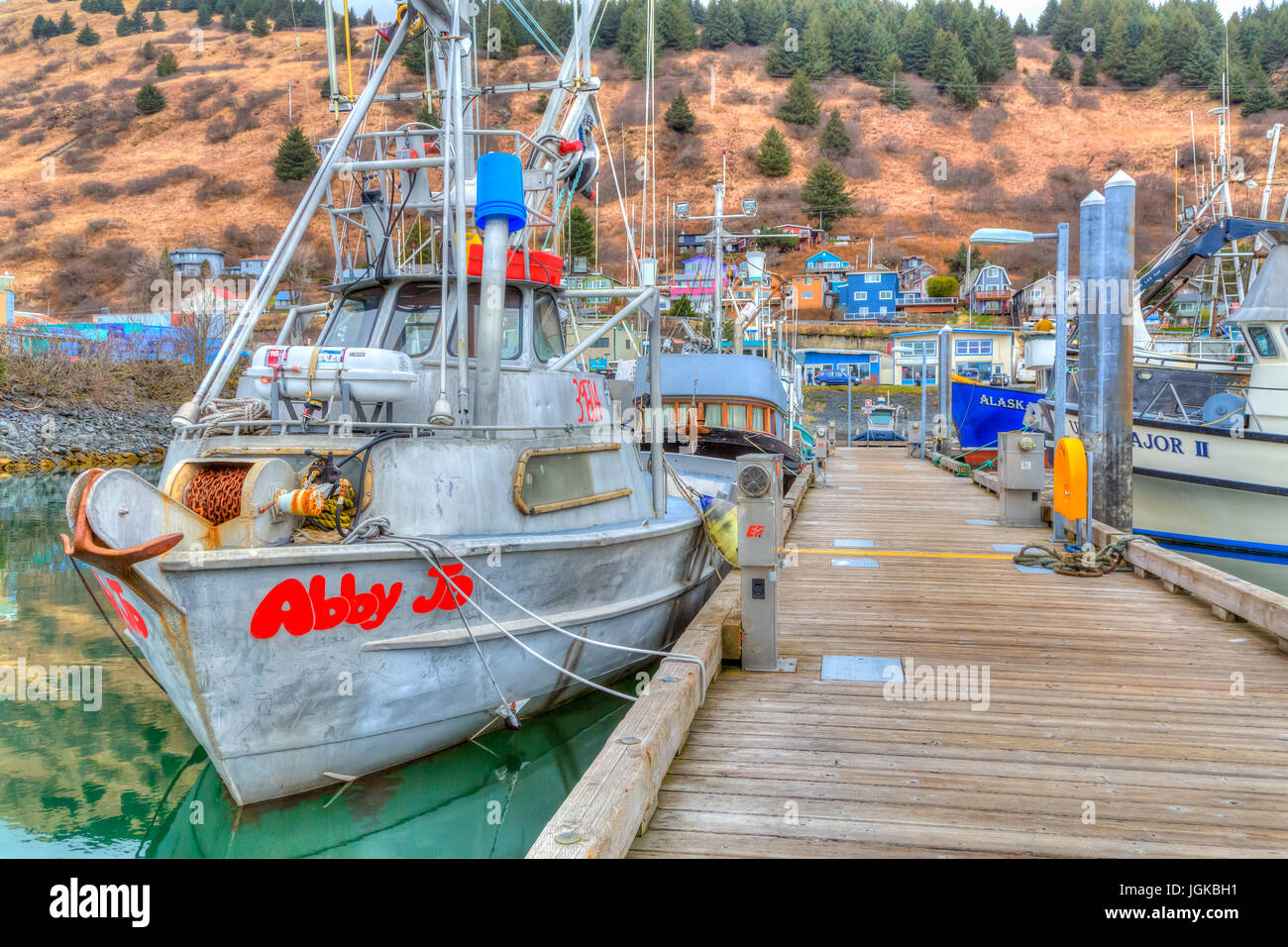 Bateaux de pêche colorés avec des réflexions dans la marina à Kodiak, Alaska, USA. Banque D'Images