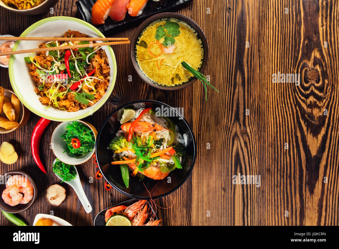 La nourriture asiatique servi sur la vieille table en bois, vue du dessus,  de l'espace pour le texte. La cuisine vietnamienne et chinoise Photo Stock  - Alamy