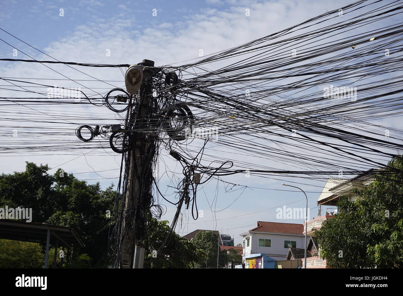Lignes de distribution de l'électricité rue généraux, Siam Reap, Cambodge Banque D'Images