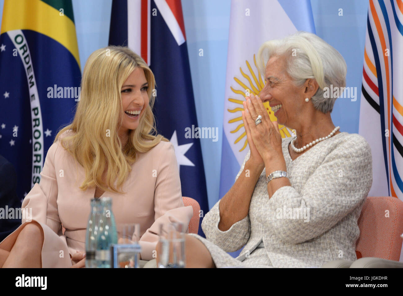 Ivanka Trump (à gauche), la fille du président américain Donald Trump, et directeur général du Fonds Monétaire International, Christine Lagarde, participer à un débat en marge du sommet du G20 à Hambourg. Banque D'Images