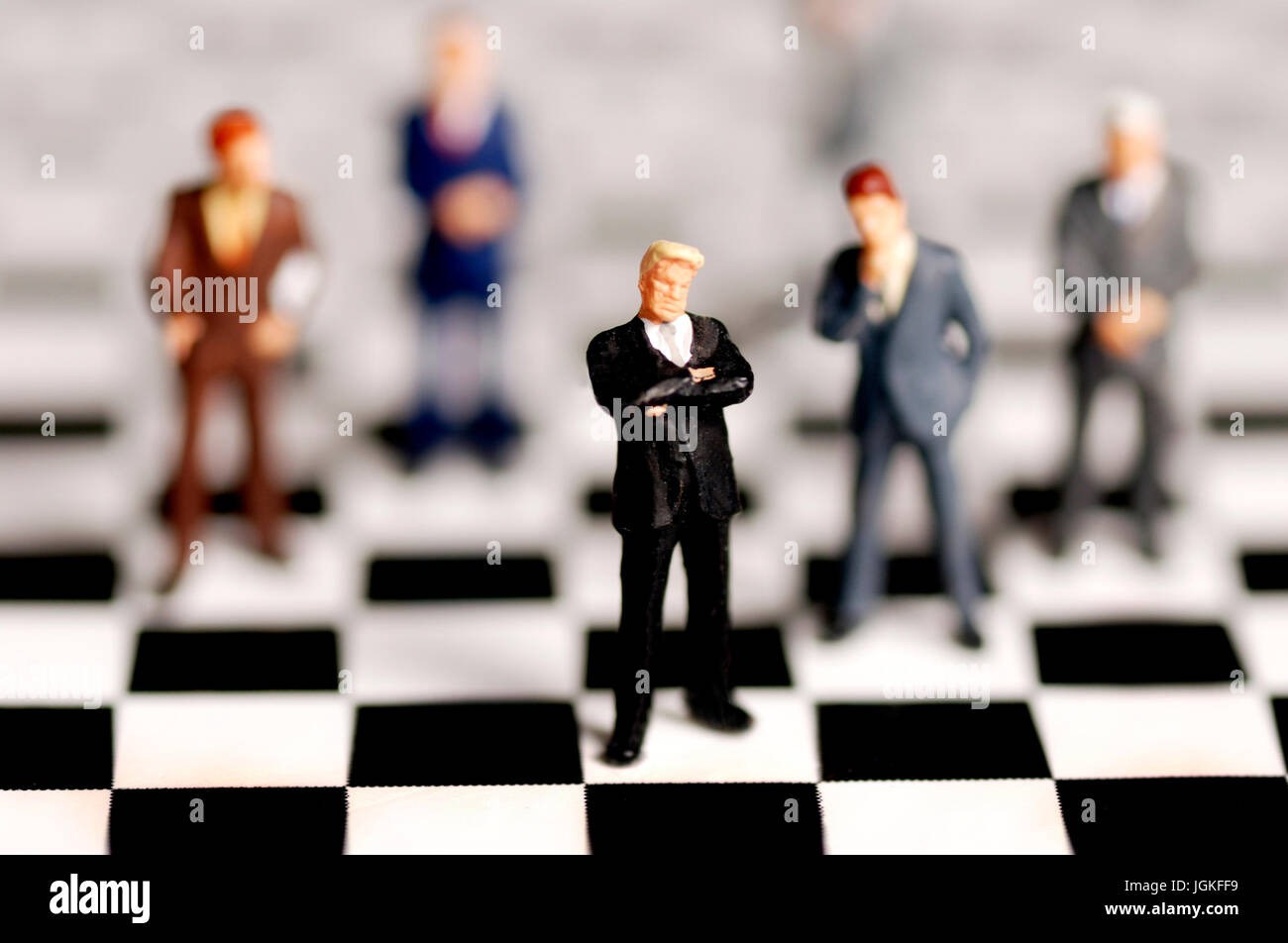 Figurines d'affaires sur un échiquier, concept de gestion et de prise de décisions Banque D'Images