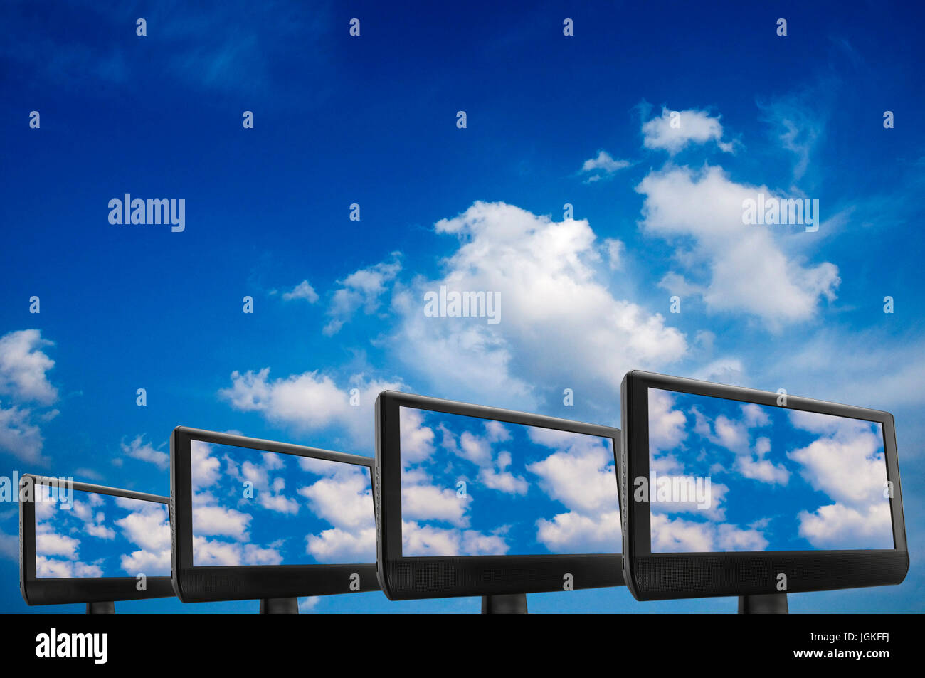Les écrans d'ordinateur dans le ciel, le stockage des données dans le cloud et cloud computing concept Banque D'Images