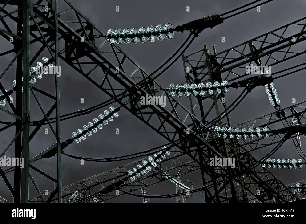 La distribution de l'électricité. Éléments du pylône électrique - isolants, câbles et fixations. Banque D'Images