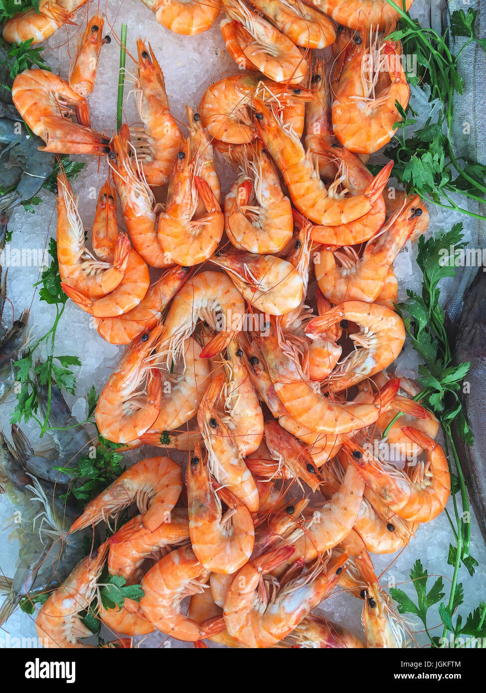 Blocage de fruits de mer sur un marché provençal avec des crevettes géantes et prêt à manger des crevettes. Banque D'Images