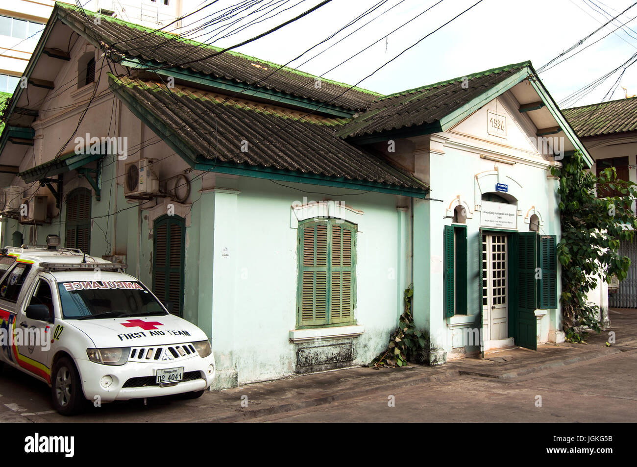 Vieille maison coloniale française qui abrite maintenant le siège de la Croix Rouge, Vientiane, Laos Banque D'Images