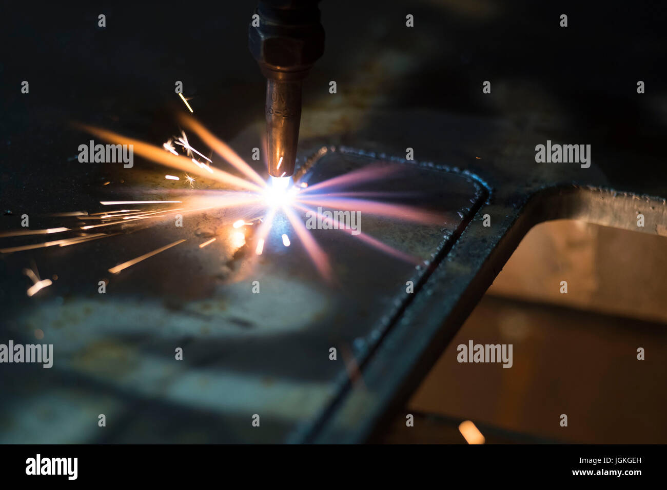 Une machine de coupe en acier à travailler dans une usine Banque D'Images