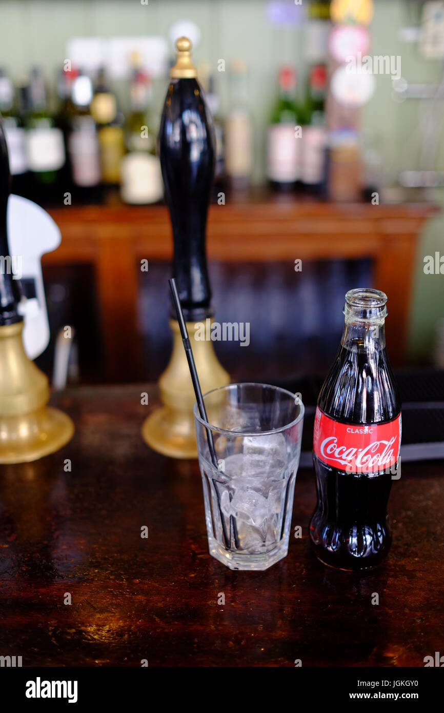 Un coke froid et de la glace sur une chaude journée d'été dans le Restaurant Français à 52 St Bushfield, au coeur de Spitalfields Banque D'Images