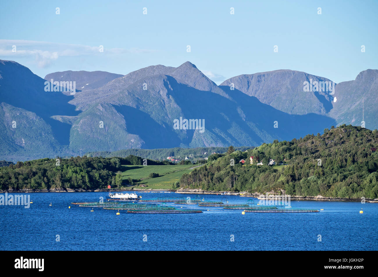 L'élevage de saumon dans un fjord norvégien Banque D'Images