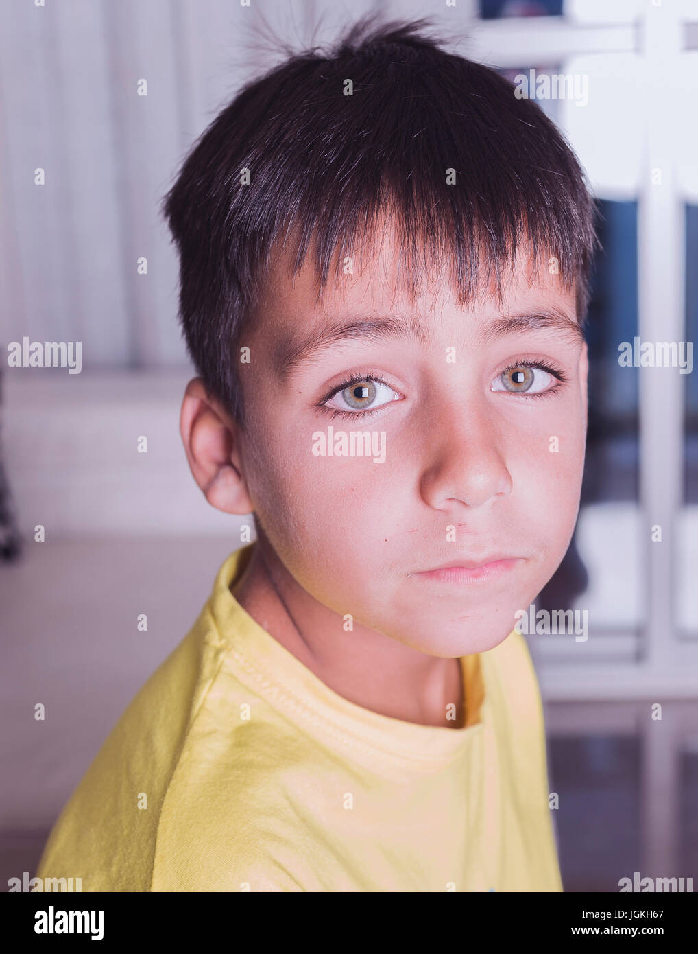 Les yeux vert garçon regardant la caméra Photo Stock - Alamy