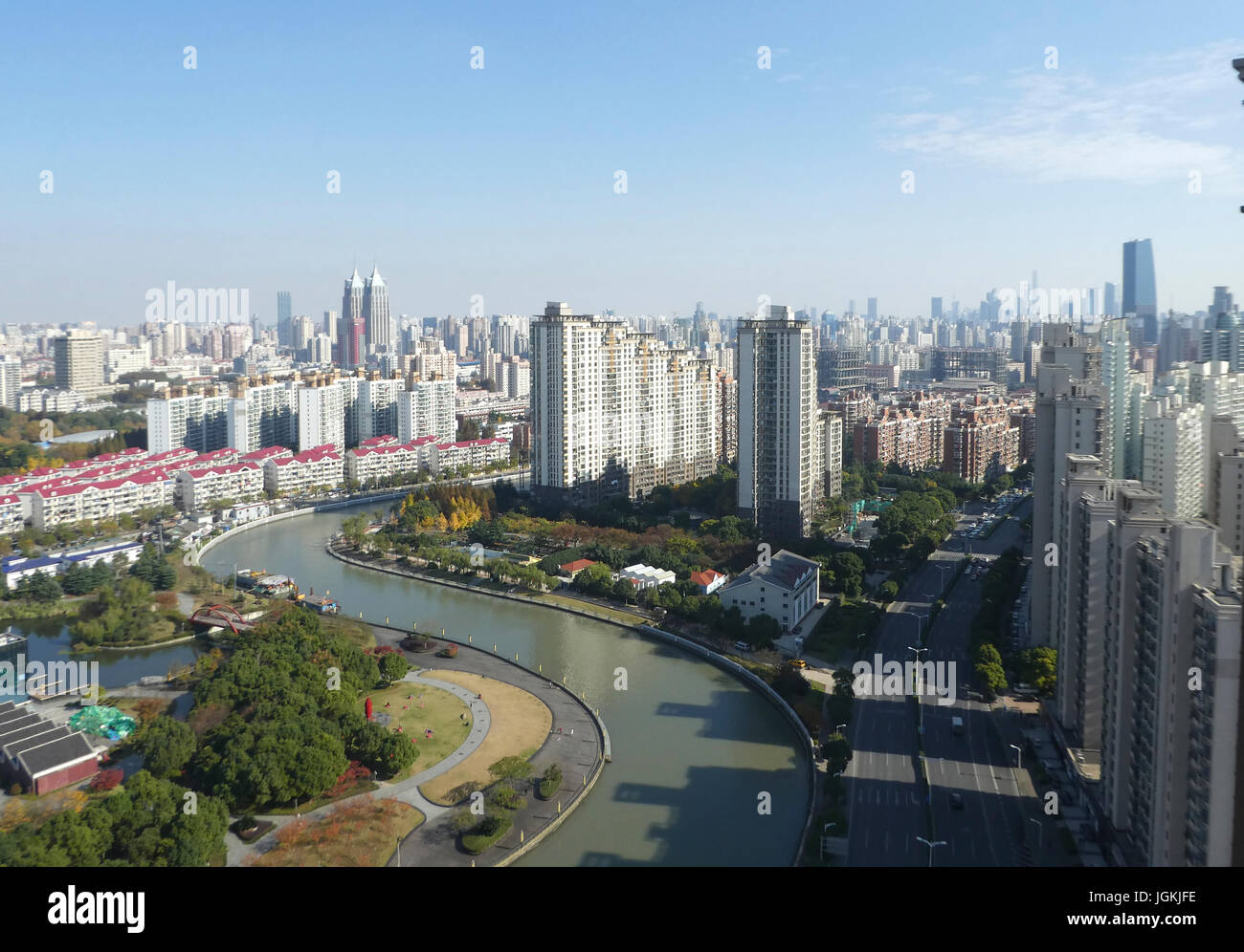La ville de Shanghai, Chine, rivière et gratte-ciels Banque D'Images