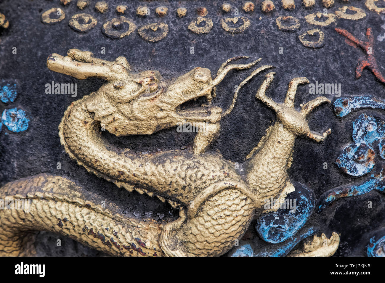 Close up détails des nombreux dragons qui ornent le Temple Qingyang à Chengdu, province du Sichuan, Chine Banque D'Images