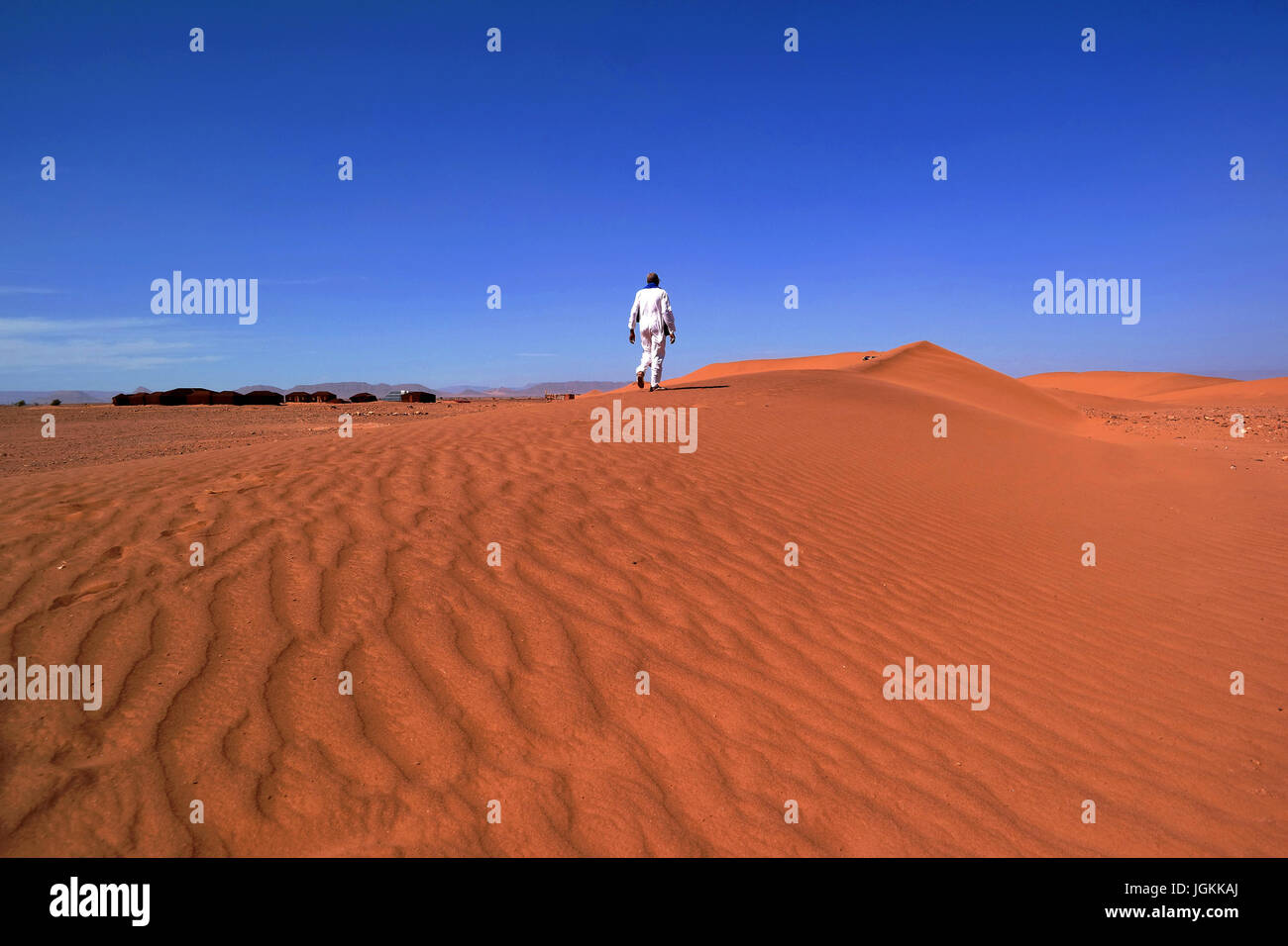 Homme berbère sur les dunes de sable du désert, Zagora, Maroc Banque D'Images