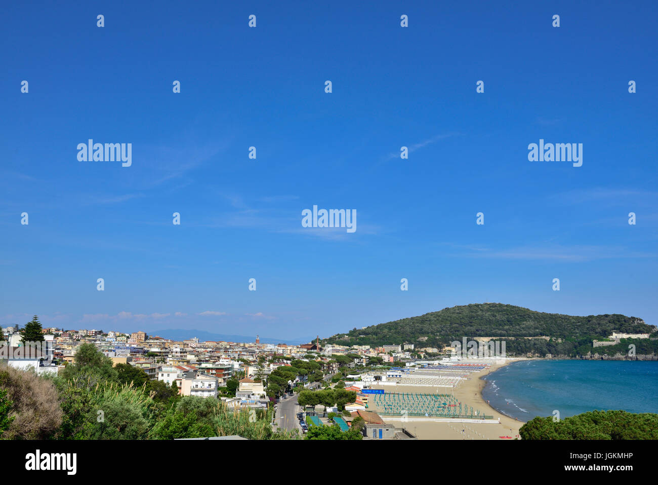 Ciel bleu au-dessus de la plage de Spiaggia di Serapo (Serapo) sur la côte méditerranéenne de Gaeta, Italie Banque D'Images