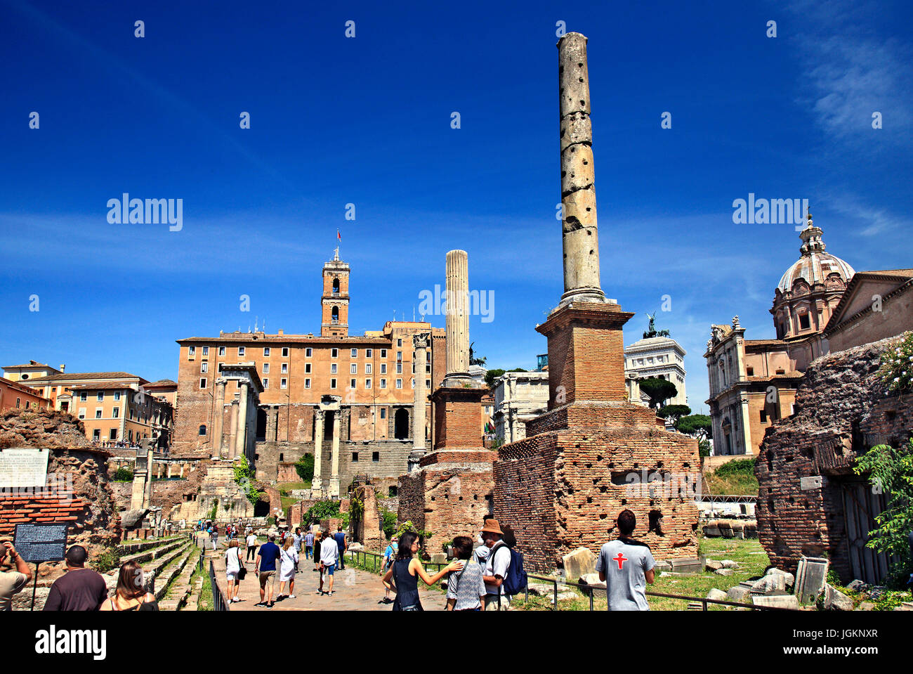 Marcher sur la Via Sacra (Voie sacrée) vers la colline du Capitole, le Forum Romain, Rome, Italie. Banque D'Images