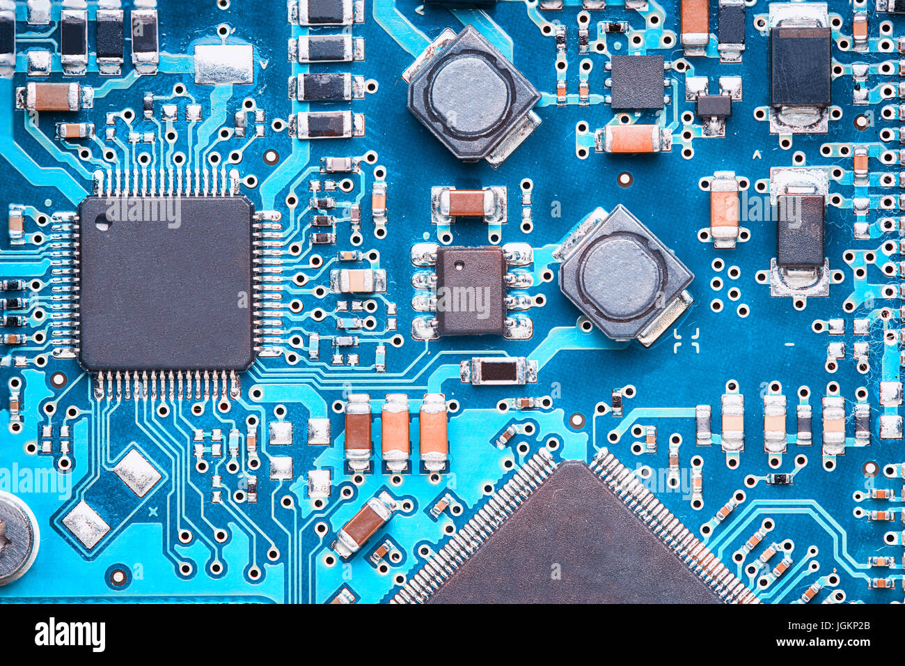 Vue de dessus de macro un circuit imprimé avec des transformateurs, condensateurs et transistors Banque D'Images