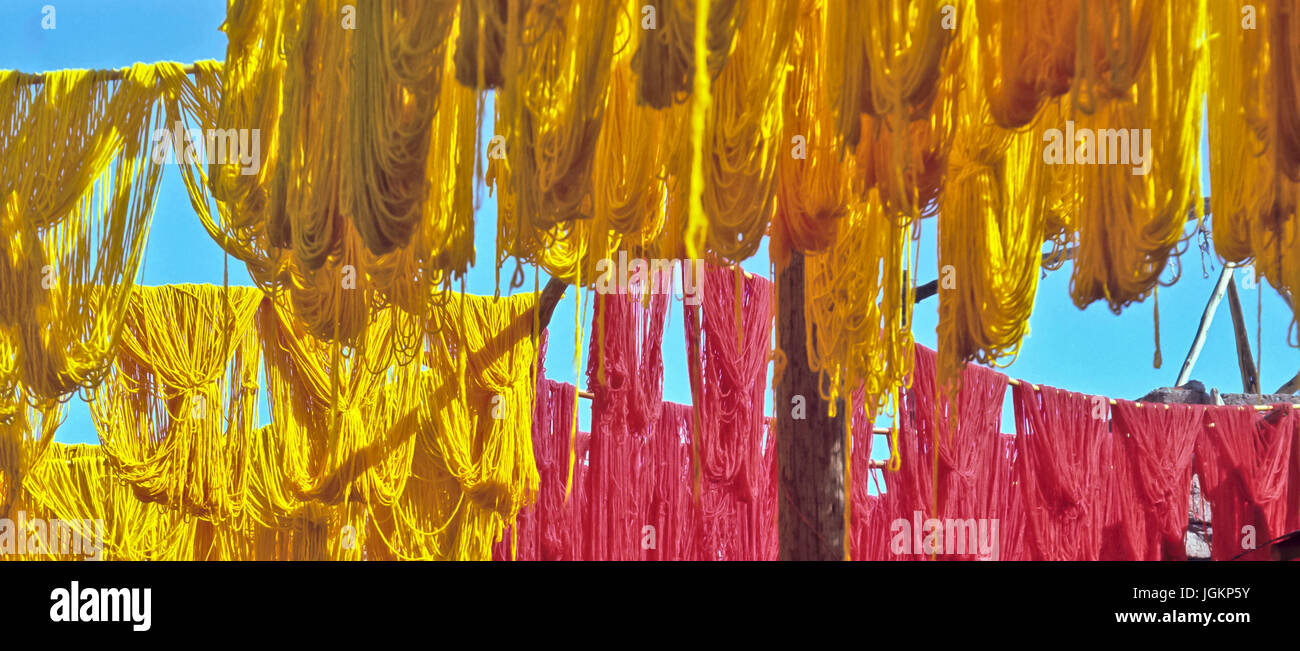 RS 1675. Origines ; couleurs ; couleurs ; Affichage ; Souk des teinturiers en laine, d'archives des années 70, Marrakech, Maroc Banque D'Images