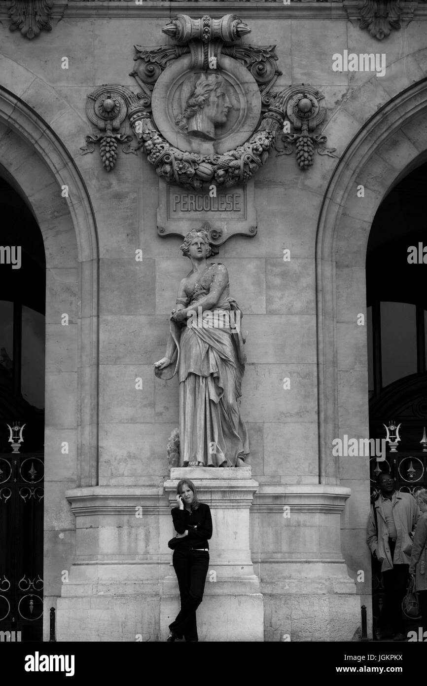 PARIS, FRANCE - 12 août 2006 : Une jeune fille se tient près de l'entrée de la Grand Opera House et parler au téléphone. 12 août, 2006. Paris, France. Banque D'Images