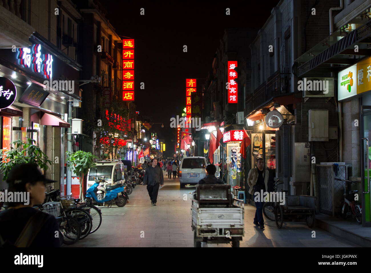 BEIJING, CHINE - 29 SEPTEMBRE : rue Hutong Vue de nuit avec des gens qui marchent. Zone de centre-ville de Beijing Banque D'Images